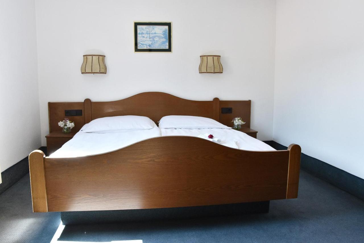 Hotel Goldene Rose Ebersbach an der Fils Екстериор снимка