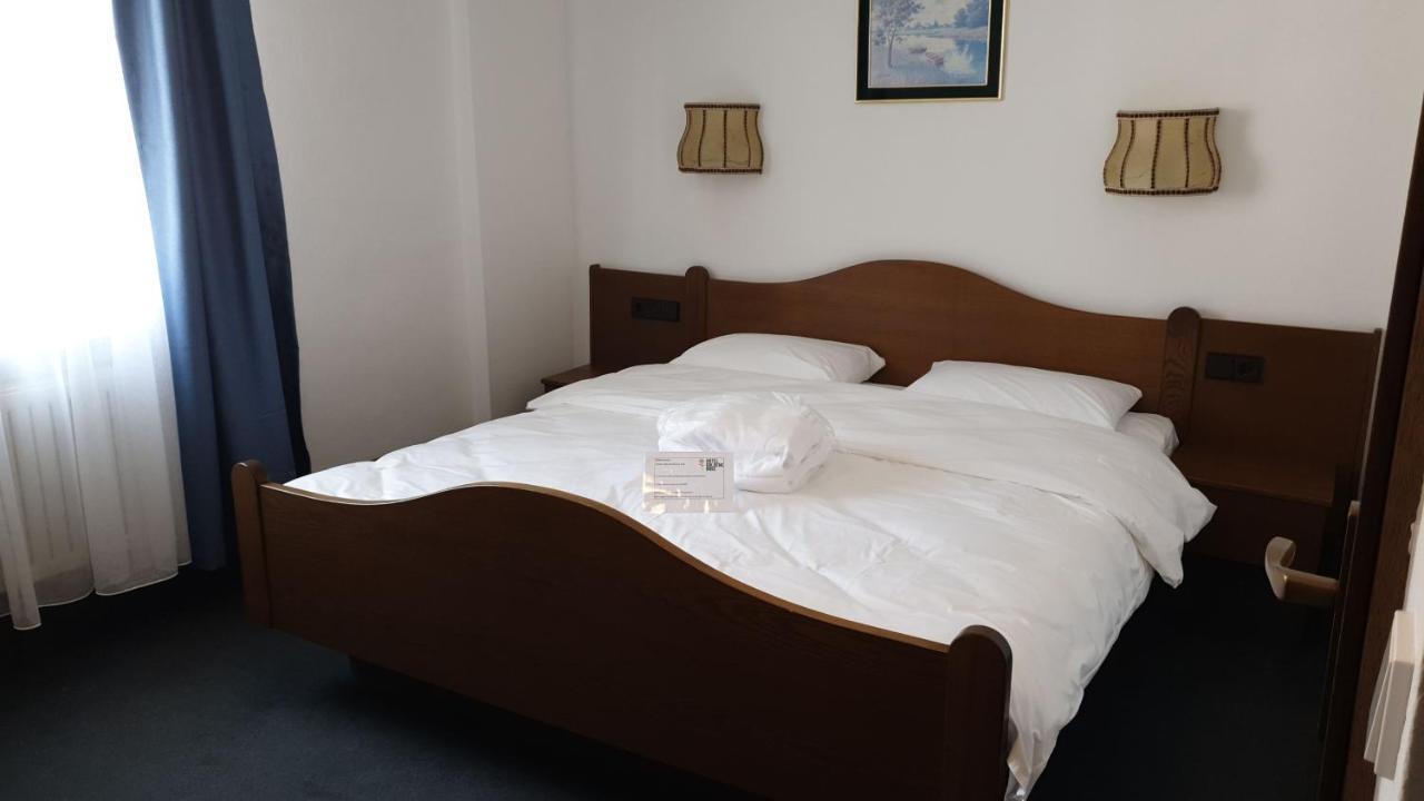 Hotel Goldene Rose Ebersbach an der Fils Екстериор снимка